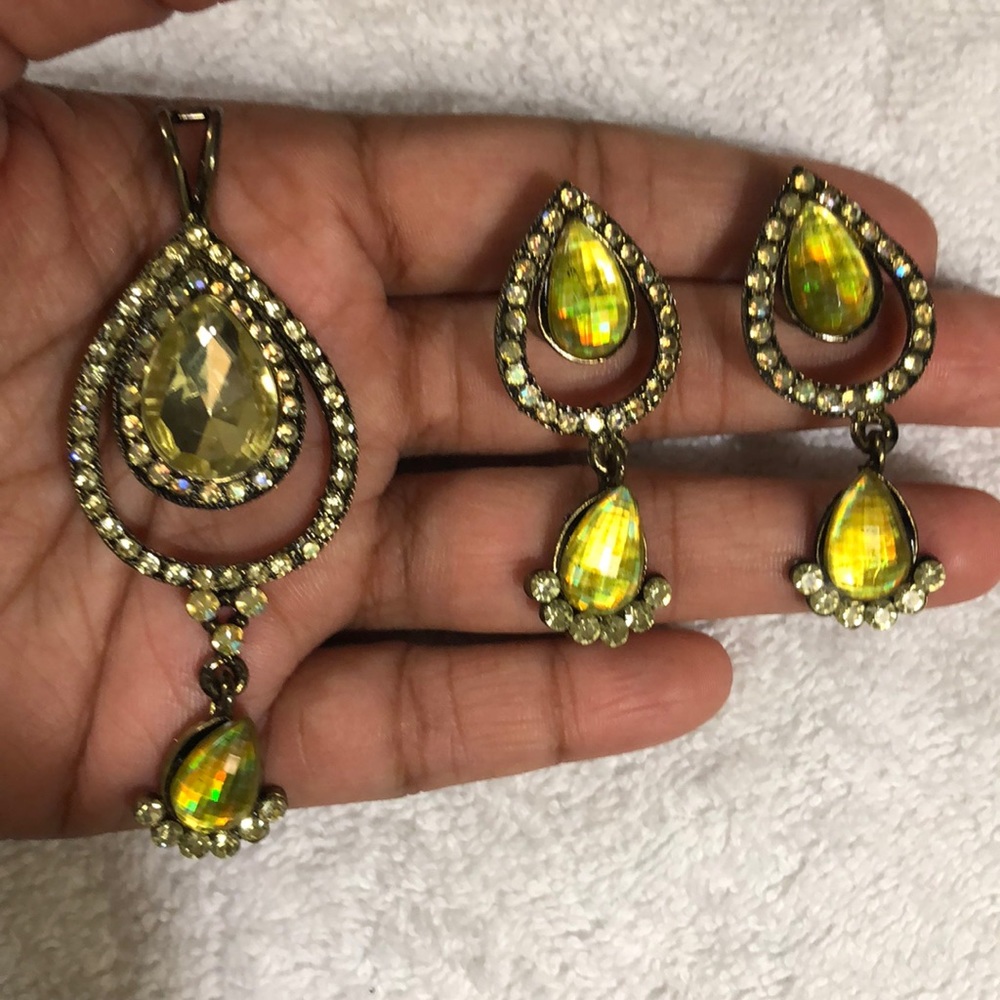 Green ear rings and locket set - Picture 2 of 2